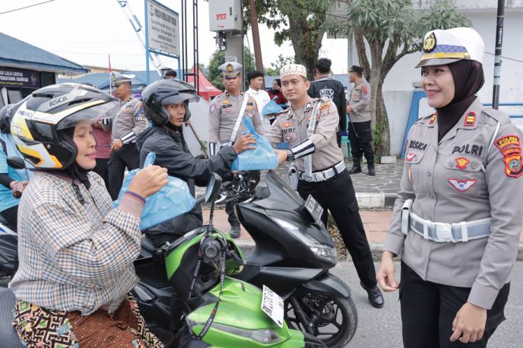 Sat Lantas Polres Siantar Bagi Takjil ke Pengguna Jalan Tertib Lalulintas