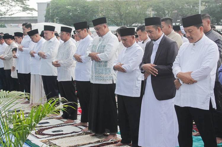 Rico Waas Bersama Ribuan Masyarakat Salat Ied di Lapangan Merdeka