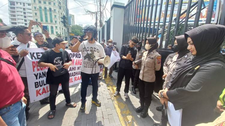 Gelar Aksi Di Gedung DPRD Medan, Massa Desak Dua Anggota DPRD Medan Berkelahi Dicopot