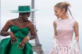 Ariana Grande dan Cynthia Erivo membuka pertunjukan dengan penampilan yang menawan