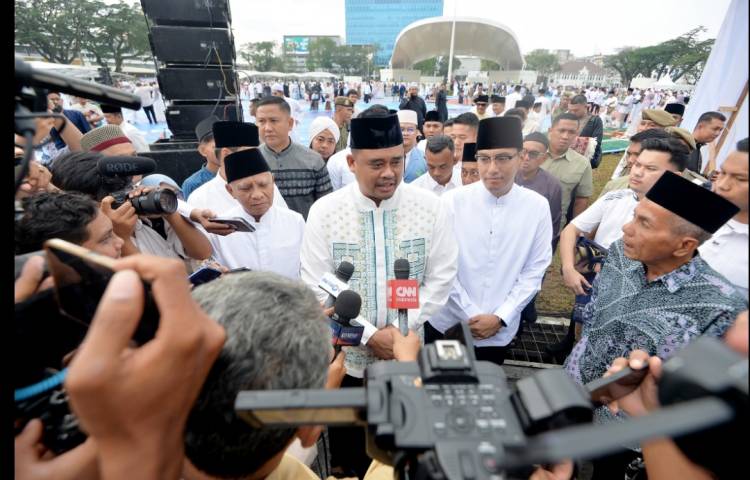 Gubernur Sumut Bobby Nasution dan Wagub Surya Salat Idulfitri Bersama Ribuan Masyarakat di Lapangan Merdeka