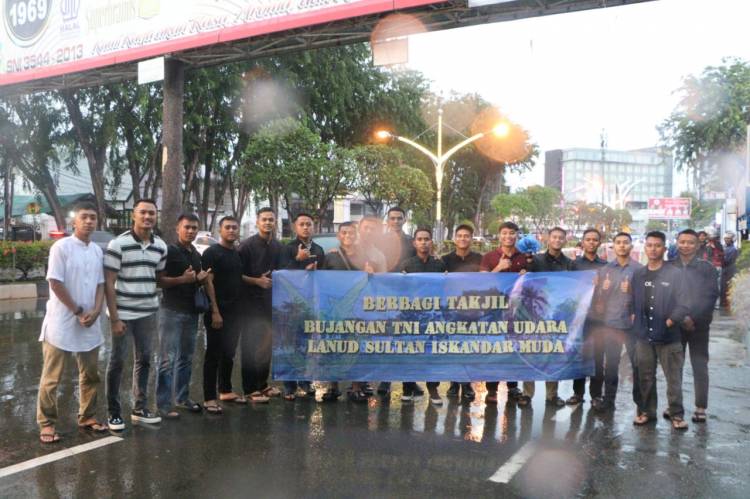 Bujangan TNI AU Lanud Sultan Iskandar Muda Berbagi Takjil di Banda Aceh