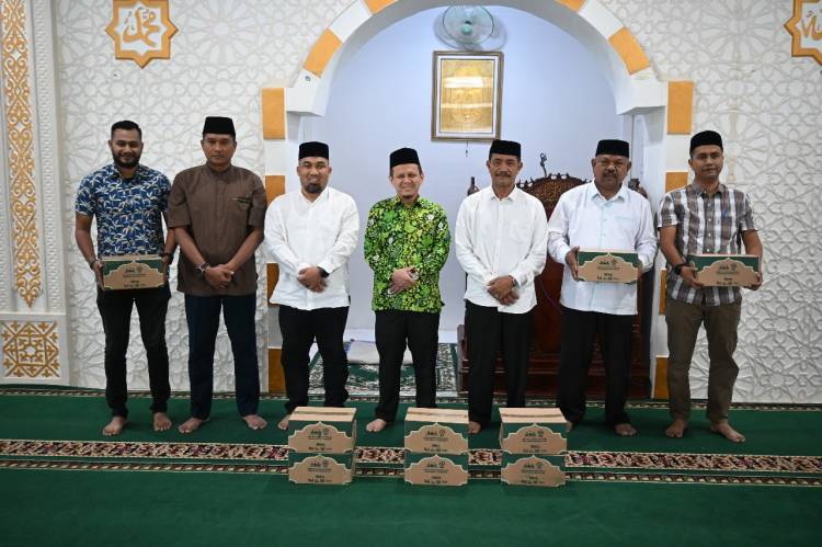 Danlanud SIM Terima Bantuan Alat Kebersihan untuk Masjid