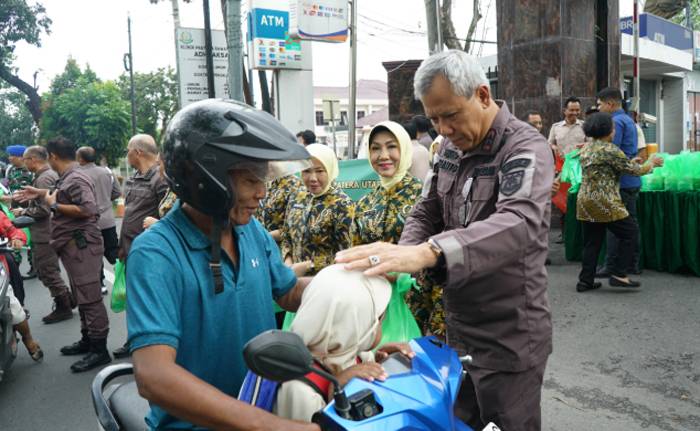 Berkah Ramadan 1446 H, Kejati Sumut dan IAD Wilayah Sumut Bakti Sosial Bagikan Takjil Kepada Masyarakat