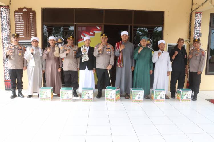 Penyerahan Bingkisan Lebaran kepada Personel Muslim dan ASN