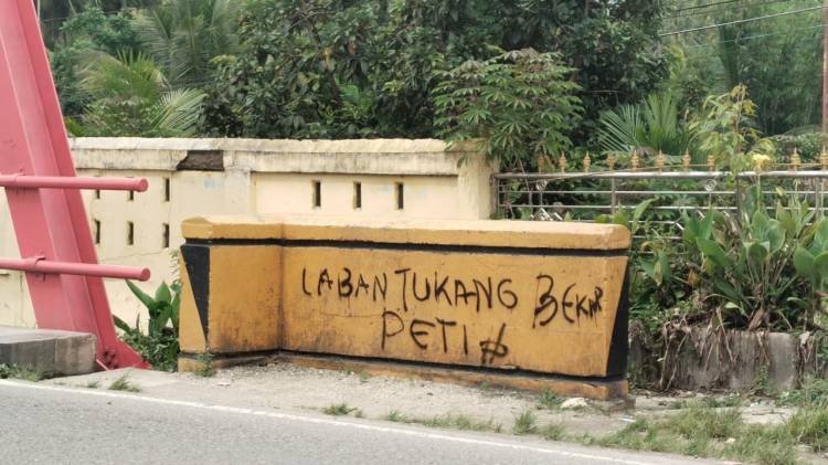 Aksi Protes PETI di Madina : Kota Panyabungan Di penuhi coretan Kritik Aparat ada Nama LABAN