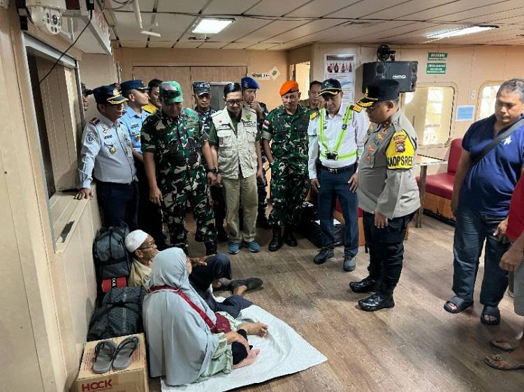 Kasdim  0318/Natuna dan Forkopimda Pantau  Arus Mudik Idul Fitri di Pelabuhan Roro Tanjung Payung Penagi