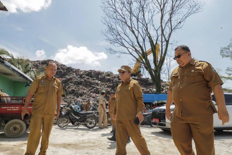 Tinjau TPA Tanjung Pinggir Setinggi 25 Meter, Wesly; Ini Sumber Penyakit Persoalan ini Harus Segera Diatasi