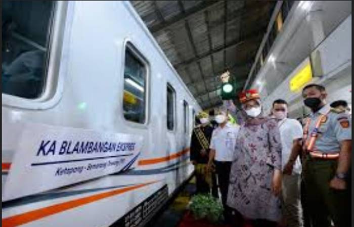 Warga Medang Deras Hadang Perjalanan KA dengan Bakar Ban, Minta PT KAI Segera Bangun Palang Pintu Perlintasan