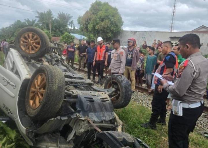 Toyota Terios Dihantam Kereta Api, Empat Nyawa 'Melayang'