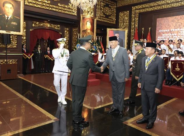 Panglima TNI Sematkan Bintang Yudha Dharma Utama Kepada Menhan RI