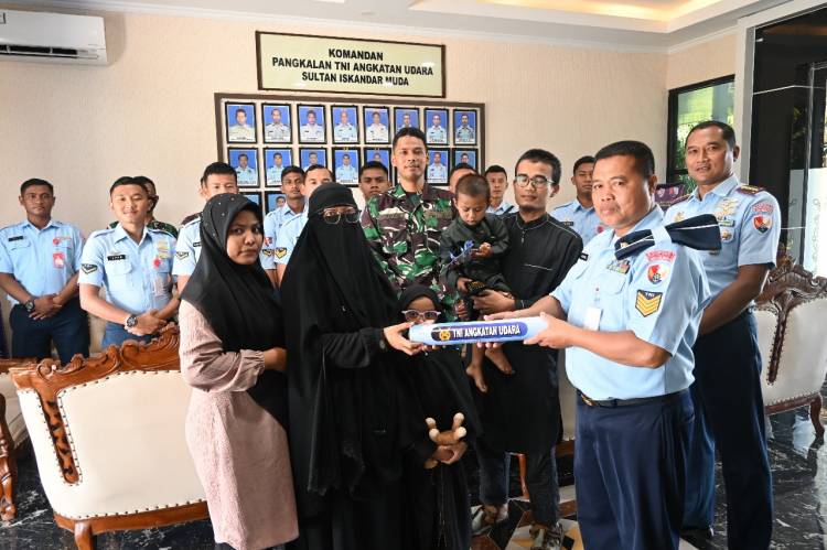 Keluarga Hamzah Bersilaturahmi ke Lanud SIM, Ucapkan Terima Kasih kepada 14 Pelaku Aksi Heroik