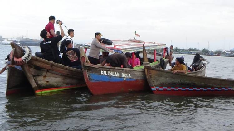 Kapolres Belawan dan PJU Bagi-bagi  Paket Sembako