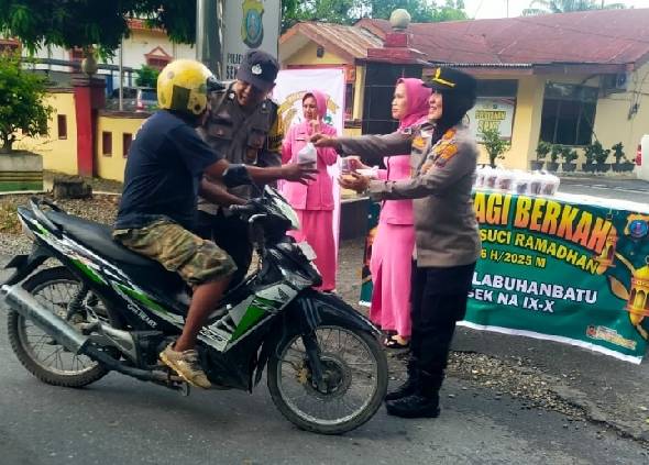 Polsek Nasembilan-sepuluh Bagikan Takjil kepada Masyarakat di Bulan Suci Ramadhan