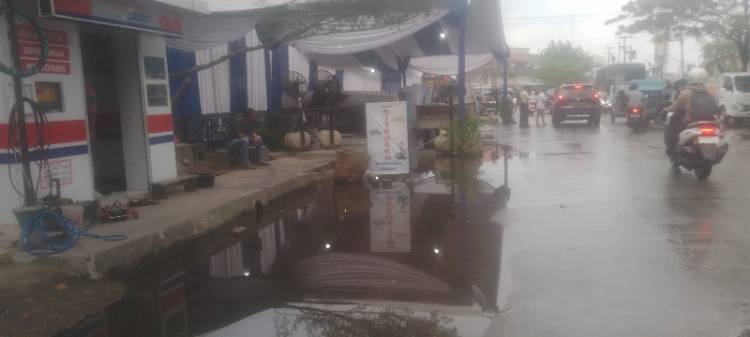 Panggung Pembukaan Acara Pawai Takbir Kenderaan Hias Direndam Banjir Rob