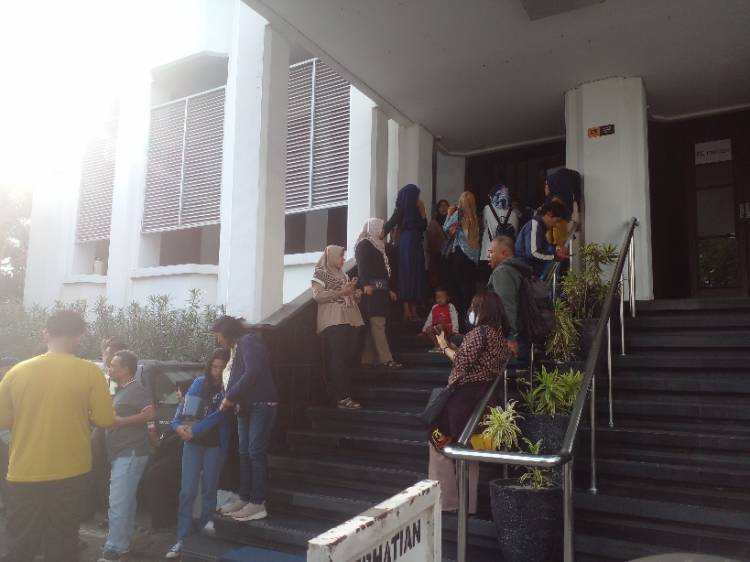 Tak Diberi Uang Baru, Ratusan Nasabah Bank Mandiri Balaikota Medan Mengamuk