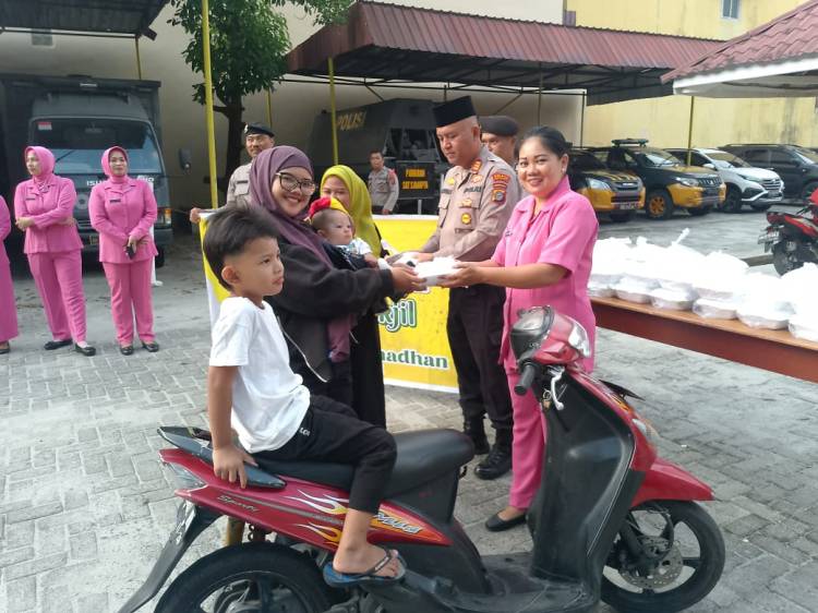 Jelang Buka Puasa, Sat Samapta Polres Siantar Berbagi Takjil Bagi Masyarakat