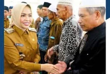 Bupati Labuhanbatu Maya Hasmita Serahkan Bantuan Baznas Kepa 459 KK Warga Kecamatan Bulah Barat
