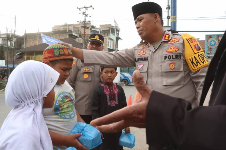 Kapolres Simalungun Berbagi Takjil Gratis, Wujudkan Kepedulian Selama Bulan Ramadhan