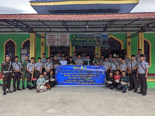 Rutan Tarutung Bersama Sub Den Polisi Militer 1/2-2 Tarutung Laksanakan Bersih-bersih Rumah Ibadah dan Bagikan Paket Takjil Gratis
