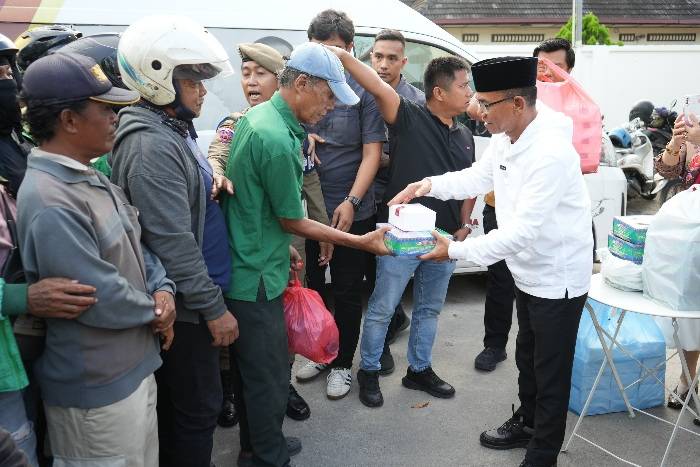 Wakil Wali Kota Medan Berbagi Makanan Berbuka Puasa Untuk Driver Ojol & Masyarakat