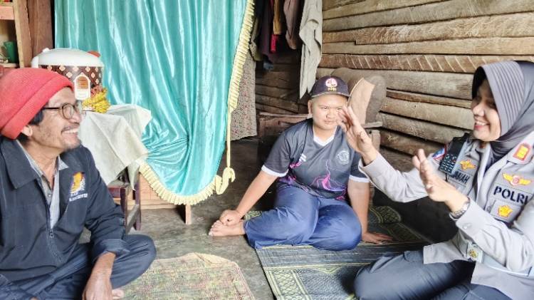 Personil Sat Lantas Polres Tanah Karo Gelar Aksi Sosial &lsquo;Jumat Berkah&rsquo;, Bagikan Sembako Gratis