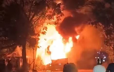 Truk Bermuatan 48  Sepeda Motor Honda Ludes Terbakar