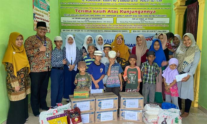 Sambut Idul Fitri 1446 H, Yayasan Riad Madani Berbagi Kebahagiaan Paket Lebaran Kepada Guru dan Masyarakat