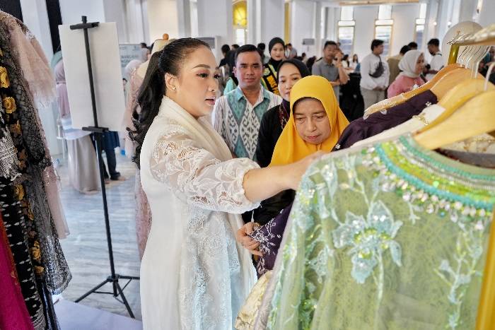Airin Rico Waas Menyaksikan Fashion Show MRFW 2025