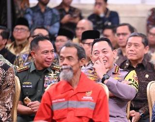 Panglima TNI Dampingi Presiden RI Serahkan Zakat untuk Kesejahteraan Umat