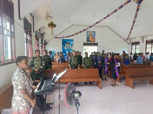 Mengabdi dan Berdoa: Momen Satgas Yonif 312 di Perbatasan Papua