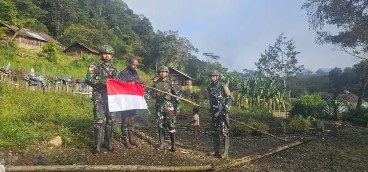 Tanamkan Semangat Kebangsaan, Satgas Yonif 715/Mtl Bersama Warga Kibarkan Bendera Merah Putih di Pelosok Papua