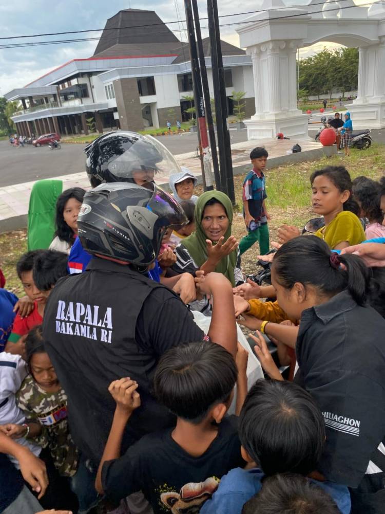 Ngidam Naik Mobil Polisi, Petugas SPKT Polres Labuhanbatu Kelilingkan Pasangan Suami Isteri