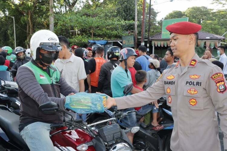 Kapolres Siantar Bagi 100 paket Takjil kepada Masyarakat, Jelang Buka Puasa