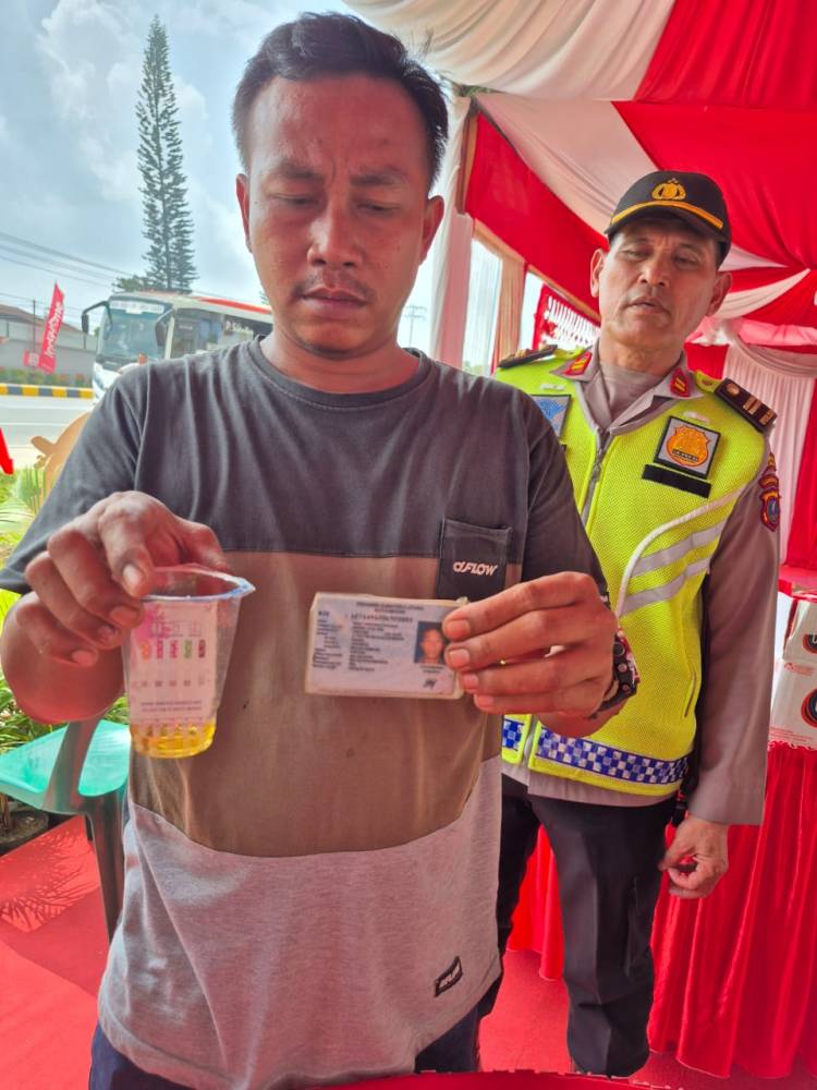 Ops Ketupat Toba 2025 Polres Simalungun Laksanakan Tes Urine, di Pos Pelayanan Tol Sinaksak