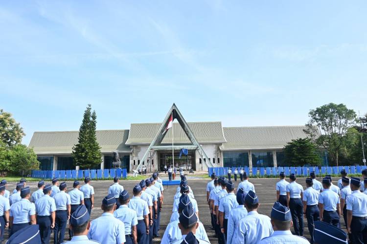 Kadislog Lanud Sultan Hasanuddin Pimpin Upacara Bendera Mingguan