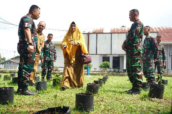 Yonko 469 Kopasgat - Distan Latih Prajurit Tanam Jagung dan Cabai