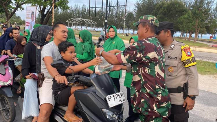 Sinergitas TNI-Polri dan Masyarakat Natuna dalam Berbagi Takjil Berbuka Puasa
