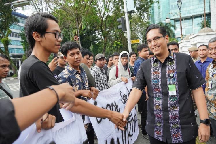 Temui Aksi Mahasiswa, Rico Waas: Kritikan Ini Membantu Saya Bekerja