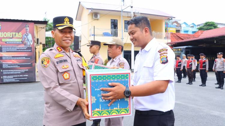 Kapolres Tebing Tinggi Bagikan 380 Paket Lebaran kepada Personel dan Mitra Polri