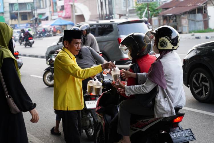 DPD Partai Golkar Medan Berbagi Ratusan  Takjil Ramadhan