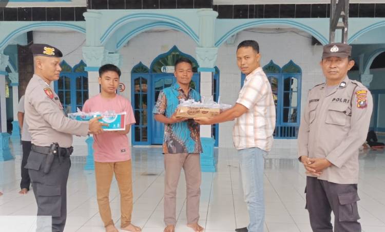 Polsek Nasembilan-sepuluh Polres Labuhanbatu Bagikan Takjil kepada Masyarakat