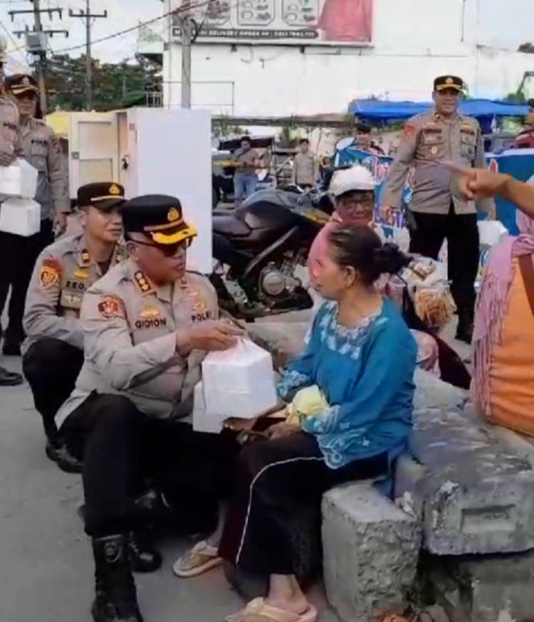 Kapolrestabes Medan dan Kapolsek Medan Tuntungan Turun ke Jalan Bagi-bagi Takjil