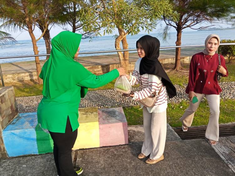 Pembagian Takjil Berbuka Puasa oleh Personel dan Persit Kodim 0318/Natuna