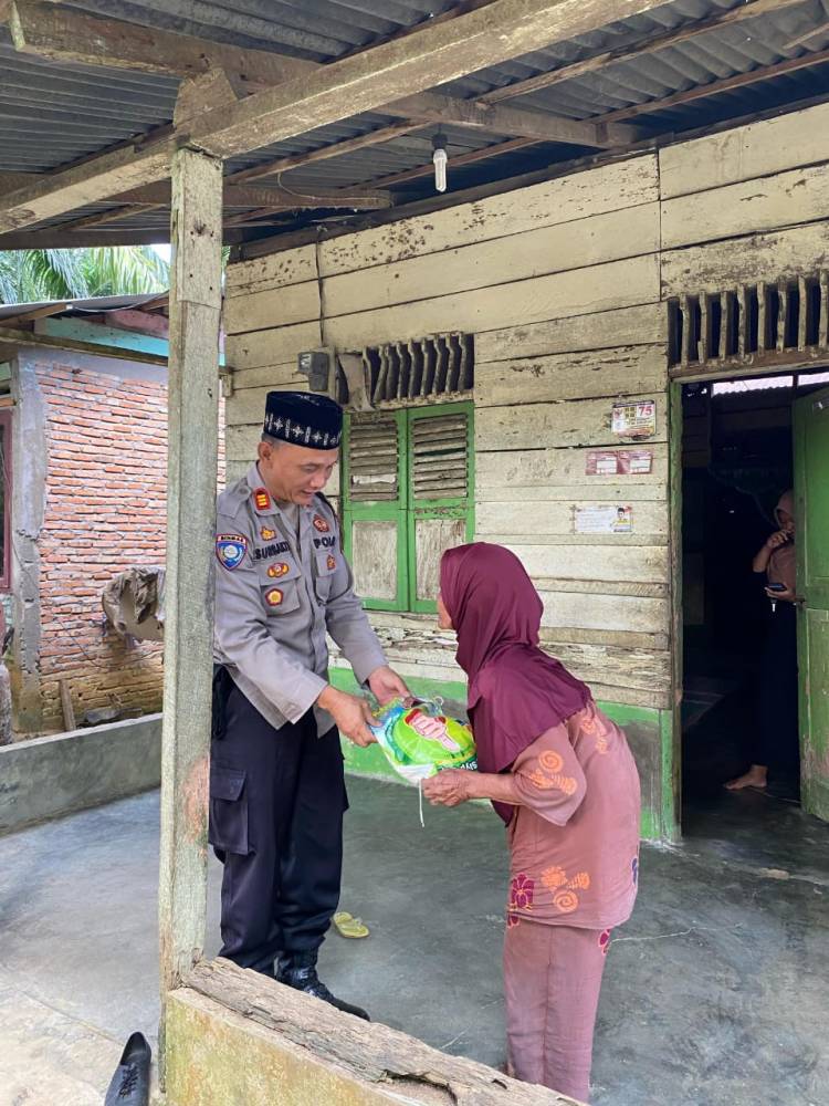 Kapolres Labusel Salurkan Bansos : Wujud Kepedulian Polri kepada Masyarakat