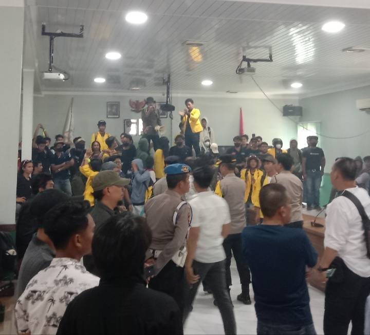 Demo Tolak RUU TNI,  Aksi Massa BEM USI Duduki Ruang Komisi DPRD Siantar