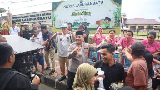 Sinergi Polri dan Media, Polres Labuhanbatu Bagikan Takjil Serentak untuk Masyarakat