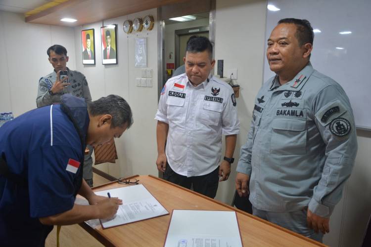 Bakamla RI Jemput 2 Nelayan Indonesia di Perbatasan Terluar Indonesia Malaysia
