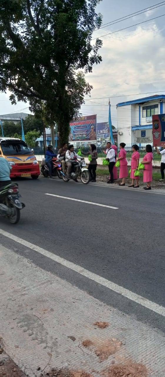 Kebahagiaan Berbagi di Bulan Ramadhan: Sat Reskrim Polres Simalungun Bagikan Takjil kepada Masyarakat