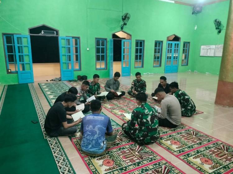 Personel Kodim 0318/Natuna Melaksanakan Salat Tarawih dan Tadarus Bersama Warga di Lokasi TMMD ke-123